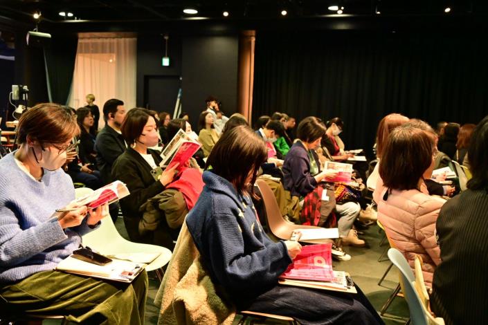 新書發表會現場日本民眾翻閱專書內容.JPG