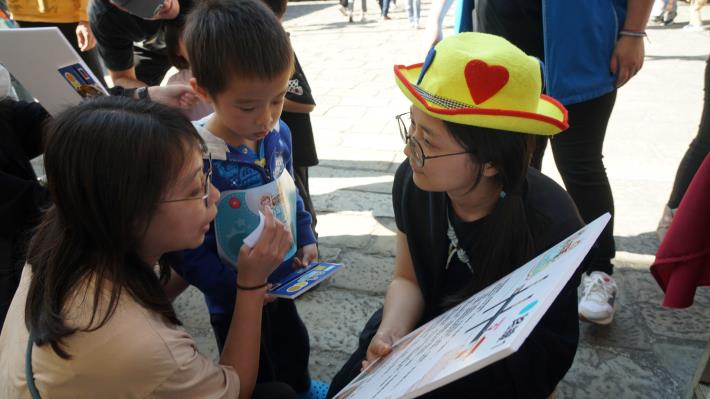 官網-家長們全程陪同孩子闖關