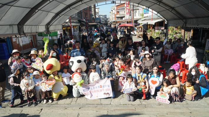 官網-新竹縣政府社會處今(7日)於充滿古蹟氛圍的北埔老街、慈天宮前廣場，盛大舉辦「幼幼出任務—兒童自我保護闖關活動」