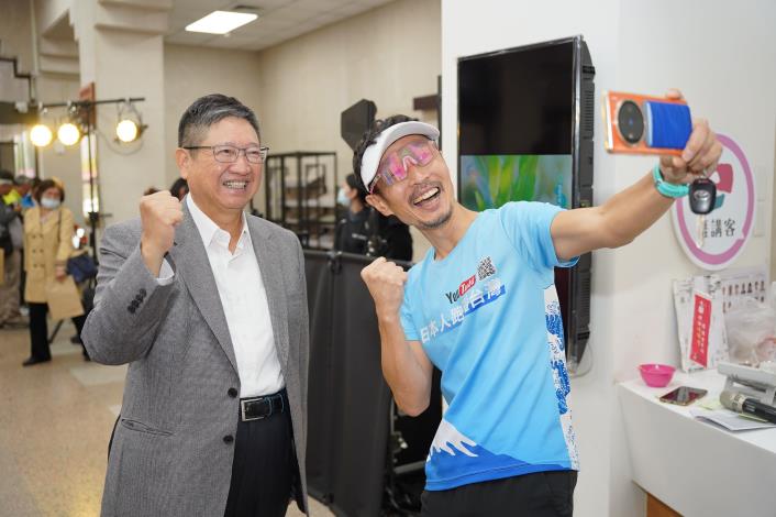 官網DSC02455新竹縣長楊文科(左)與日籍youtuber日本人跑遍台灣(右)合影.JPG
