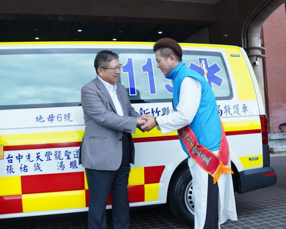 官網-新竹縣長楊文科(左)感謝堂主廖淨愷善心義舉.JPG