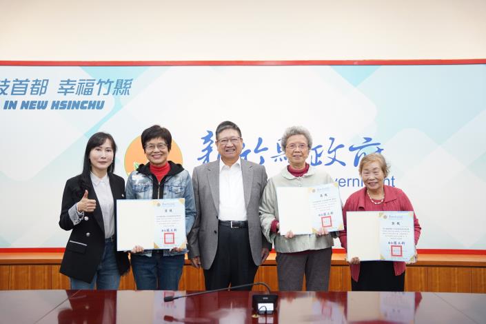 官網DSC00531新竹縣政府積極推動「伯公照護站」升級轉型，透過專案補助機制，媒合國立陽明交通大學客家學院於關西鎮仁安社區執行「亞健康與青年」計畫，成功協助長輩跨越數位落差。.JPG