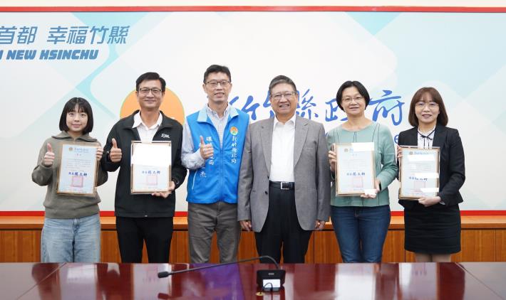 官網-台積電公司、三陽工業公司、盟創科技公司及欣興電子公司(左至右)上台受獎， 楊文科表揚感謝企業響應.JPG