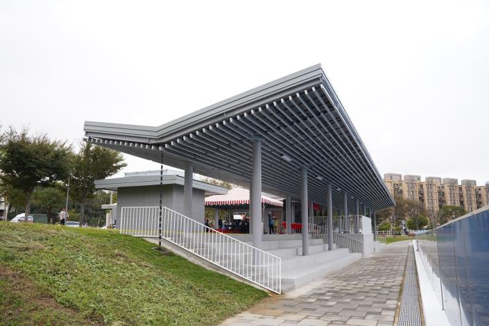 官網-竹北溜冰場增設遮陽棚，民眾休息、觀賽不再烈日曝曬。 (2).JPG