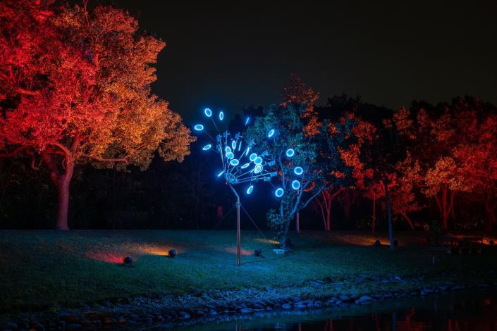 光藝節作品《綻放的聲音》金屬因共振而歌唱，聲音在河岸綻放成一朵光之花_0