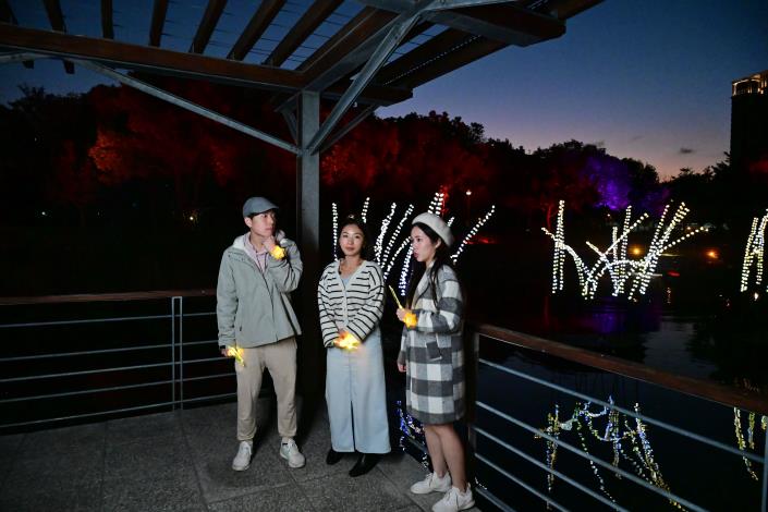 文化局藝文推廣科長温信凱(左)、承辦楊晴惠(中)，與主持人姜冪(右)，共同推廣今年光藝_0