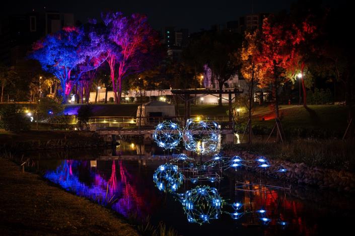 光藝節作品《水月銀灣》大大小小的光球灑落水面，像一條會呼吸的銀河。_0