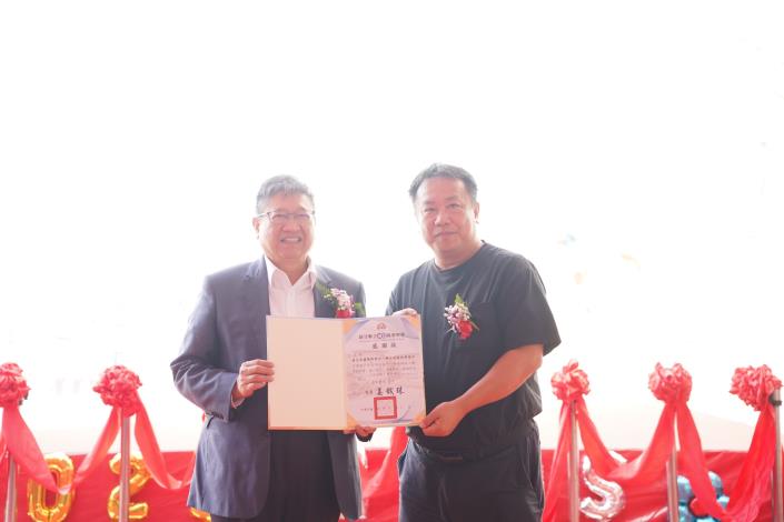 官網DSC006981新竹縣長楊文科（左）感謝建築師事務所.JPG