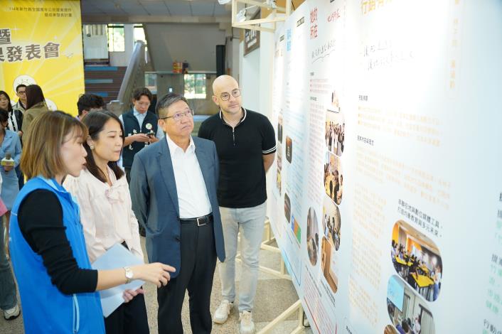 官網-今日活動除頒獎外，現場也展出五組團隊的提案成果，縣長楊文科、評審吳鳳及局長楊郡慈也一同欣賞豐碩成果.JPG