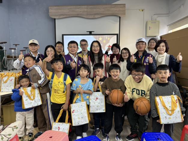 官網-孩子驚喜拿到聖誕好禮，開心合影