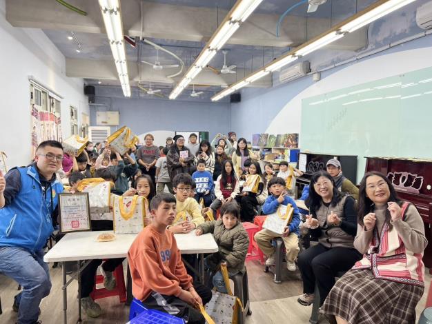 官網-社會處亦準備聖誕福袋，送至新光國小及司馬庫斯分校。