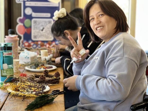官網-透過手作聖誕花圈活動引導情緒表達、增進親子互動，讓節日氛圍更添溫度。