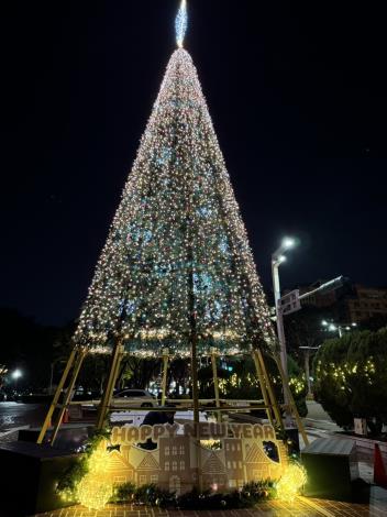 官網-新竹縣沉浸式聖誕樹昨(11日)晚點燈。 (3)