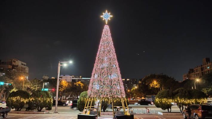 官網-新竹縣沉浸式聖誕樹昨(11日)晚點燈。