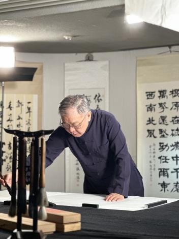 張炳煌教授自青年起便投身書法，長年專注於臨池創作、教學推廣，每日不輟。1