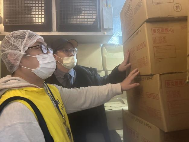新竹縣政府衛生局今(13)日派稽查人員前往案發速食餐飲店稽查，了解現場食材及產品保存方式。