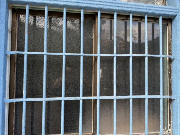 窗戶修繕後，不讓寒風灌入以及解決居家安全問題