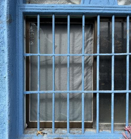 孩子房間窗戶玻璃破裂，社工立即協助聯繫資源，親自將破損玻璃窗送玻璃行修補，再一同送回案家完成安裝。