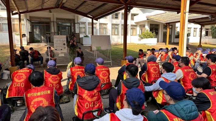 本次訓練課程安排周延，首日實施全民防衛教育、步槍機械原理與射擊要領講解，並進行射擊預習與模擬操作，協助役男熟悉射擊流程與安全規範