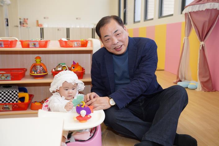 官網-副縣長陳見賢說，現今普遍為雙薪家庭，孩子也生的少，個個都是寶，都是心頭肉，縣府會持續將照顧幼兒教育做得更完善，.JPG
