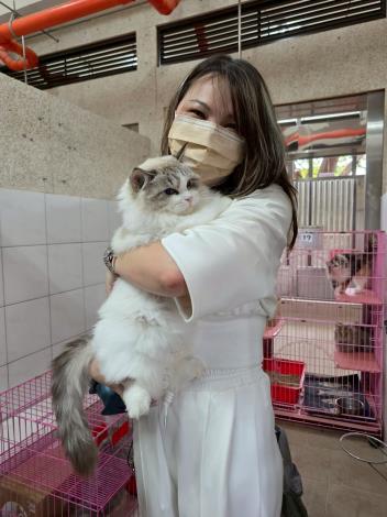 民眾認養貓留影