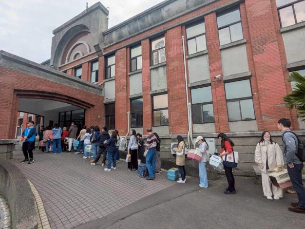 民眾等候資格審核