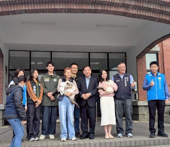 副縣長陳見賢與認養人與貓咪合影