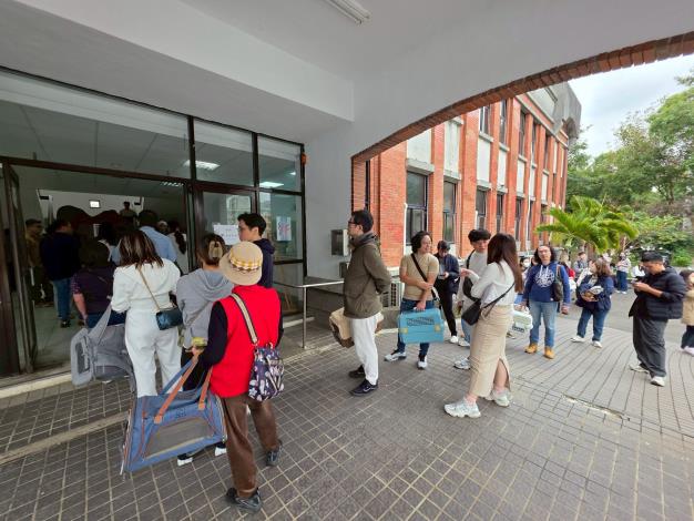 民眾等候資格審核 (2)