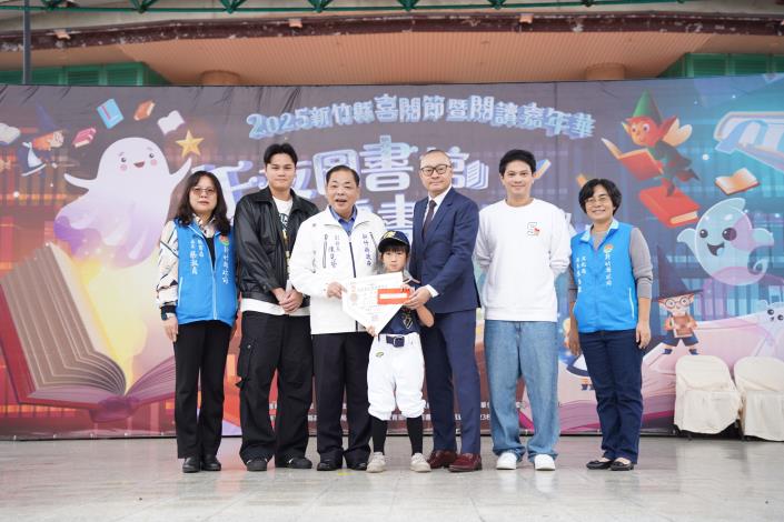 官網DSC02543球芽基金會長期支持竹縣閱讀及棒球運動，球星宋晟睿（左二）、球芽基金會理事長邱繼加（左三）特別到場.JPG