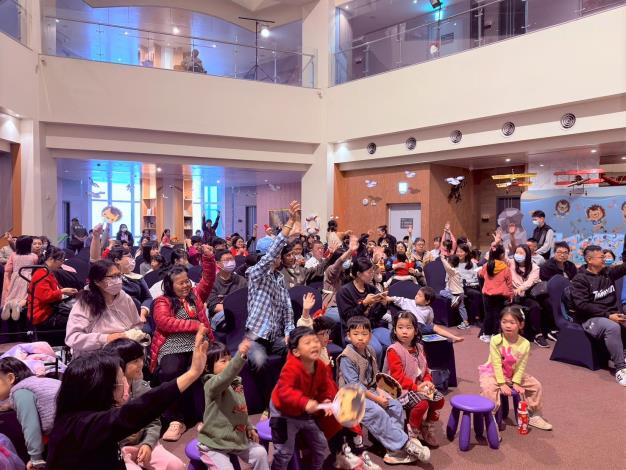 官網-高人氣皮皮獅見面會吸引許多親子參與2