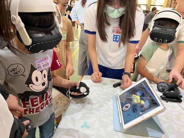 官網-十興國小攜手埔和國小、豐田國小,成立「三校創課聯盟」,透過巡迴示例教學、教師增能工作坊及科技展分享,成為縣內具指標性的「教練學校」。 官網-十興國小攜手埔和國小、豐田國小,成立「三校創課聯盟」,透過巡迴示例教學、教師增能工作坊及科技展分享,成為縣內具指標性的「教練學校」。