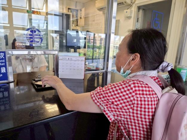 新竹縣政府與身障機構合作辦理「新竹縣身心障礙福利機構融合社區之調適計畫」，幫助身障朋友體驗自主生活，圖為火車站購票。