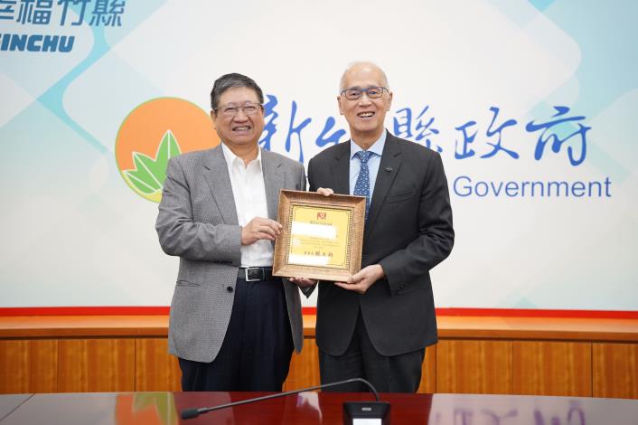 大大數位基金會捐贈百萬助竹縣文化永續發展，縣長楊文科親自頒發感謝狀予大大數位慈善基金會榮譽董事長李大維.JPG