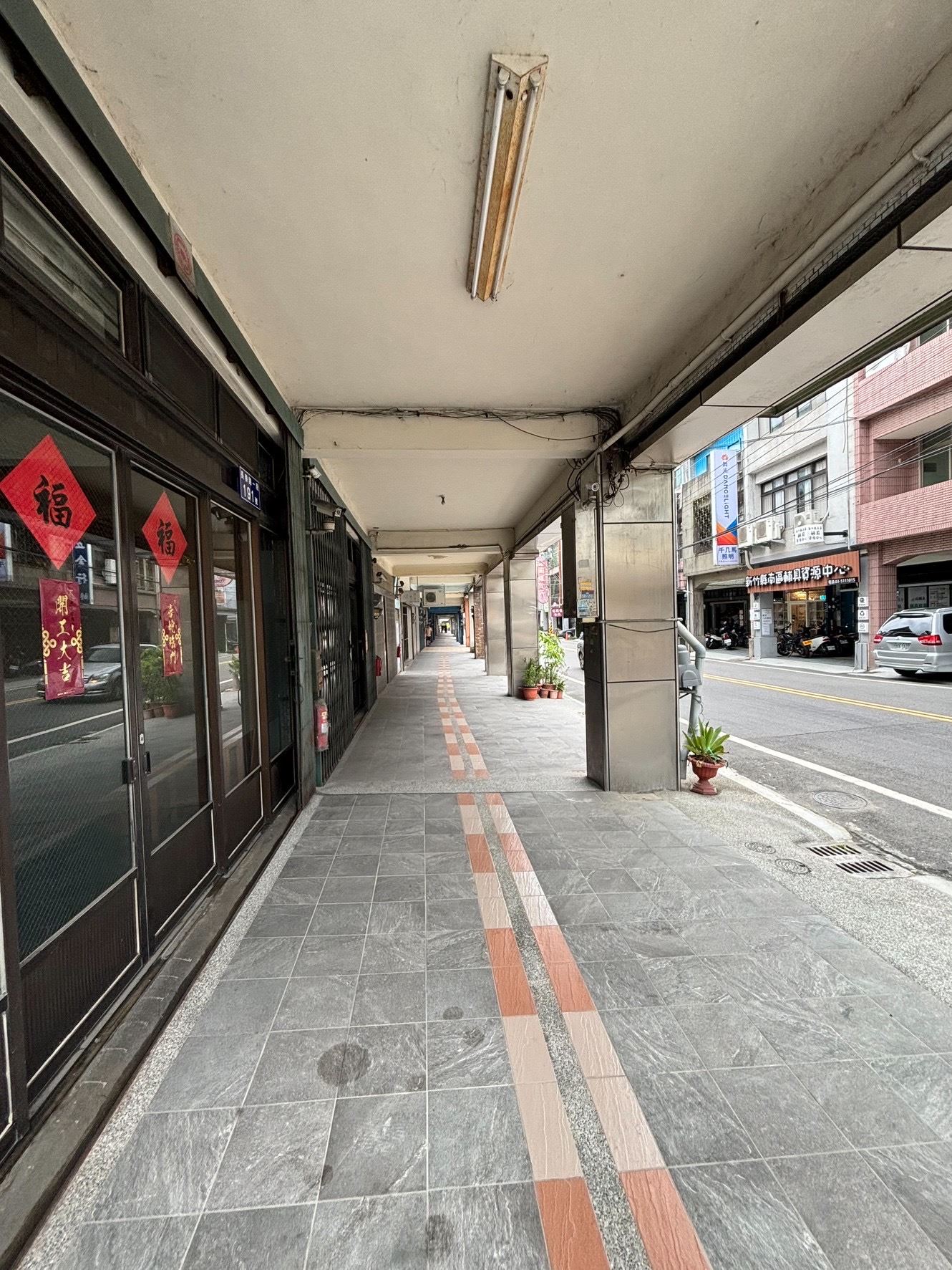 新竹縣政府推動竹東鎮長春路一段263號至191號等路段騎樓整平,獲現勘項目考核滿分。