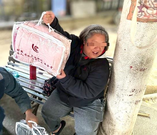 本次關懷行動所發放保暖毛毯，來自財團法人慶福社會福利慈善事業基金會的愛心捐贈，柔軟厚實的毛毯為遊民朋友抵禦夜間低溫提供重要保護