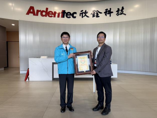 消防局長陳中振回贈感謝狀，由欣銓科技副總經理許富旺代表接受
