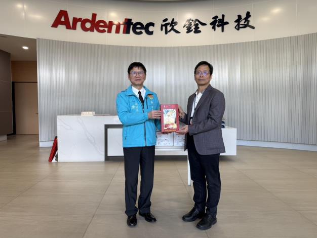 欣銓科技副總經理許富旺代表公司捐贈100片回饋型AED貼片給消防局