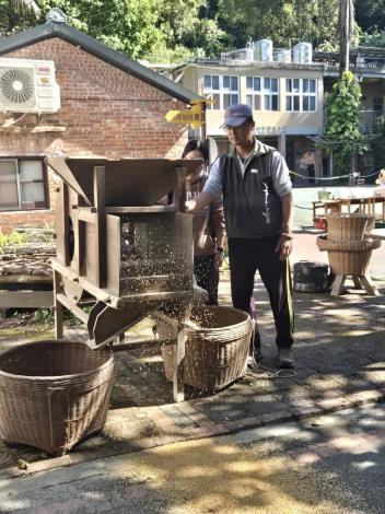 官網-水牛學校創辦人李春信校長擔任講師，透過親手操作傳統農具，帶領民眾走進劉老師漫畫中的農村世界。