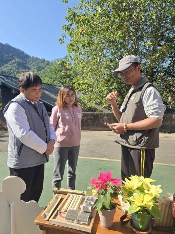 官網-(左起)劉興欽老師的經紀人賴源欽、內灣國小校長趙千惠、水牛學校的創辦人李春信，了解活動內容。