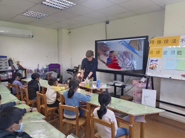「色彩藝術季」的呈現模式，以透明投影片為畫布，並配合文字短詩創作融入作品，表達部落生活環境與泰雅文化及文學的美麗。