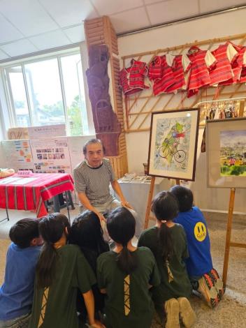 邀請行動藝術館到校佈展，學生能接觸不同形式的藝術作品，透過觀察、思考與表達能力，培養跨領域的創造力與美感素養。