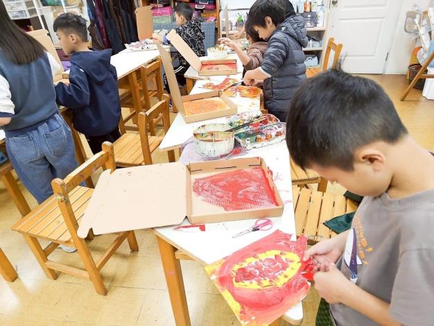 師生共同討論以「藝國料理」為114學年森林藝術畫展主題，以披薩為素材，透過生活的觀察與創意的發想，以及色彩的運用，創作獨特的藝國料理。