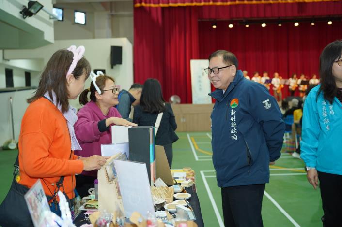 官網-副縣長陳見賢關心成果攤位的老師及學員.JPG