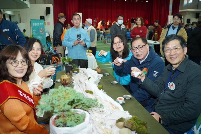 官網-陳副縣長與老師學員互動，品嘗好茶.JPG