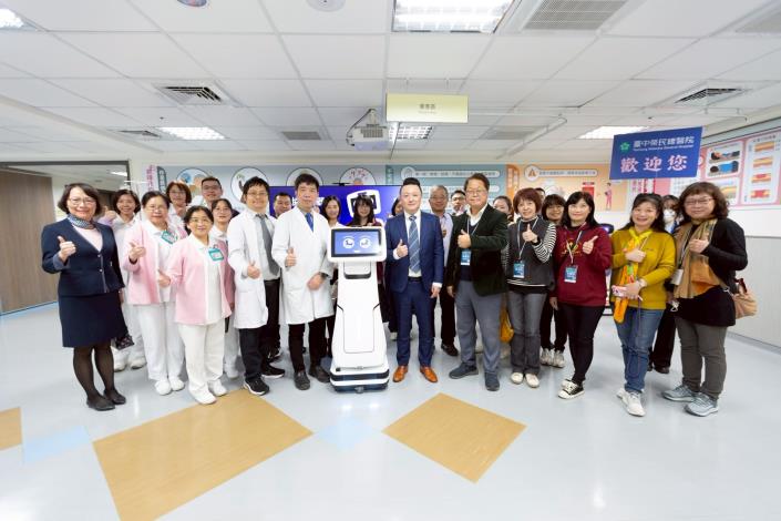 官網-新竹縣政府前往臺中榮民總醫院，實地參訪遠距醫療中心與智慧病房。