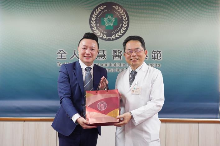 官網-新竹縣政府數發處長劉奕帆率團隊拜訪台中榮總，致贈伴手禮給台中榮總副院長吳杰亮。