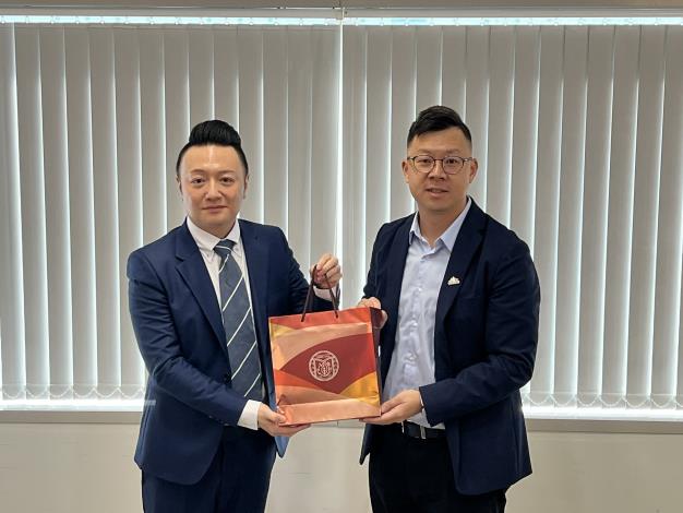 官網-新竹縣政府數發處長劉奕帆率團隊拜訪台中市政府，致贈伴手禮給台中市政府數位發展局長林谷隆。