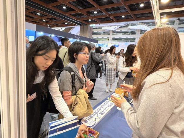 縣府教育局團隊現場與學生細心說明計畫內容