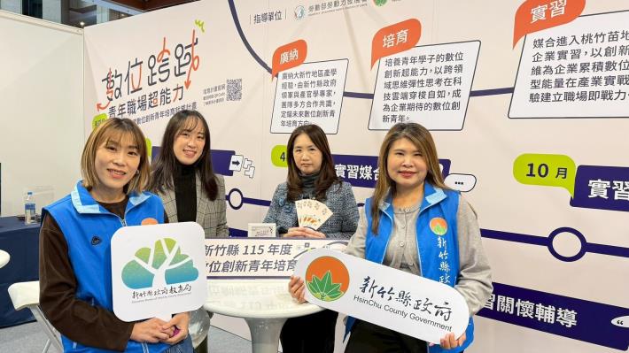 縣府教育局團隊現場與學生細心說明，希望讓更多人了解今年度全新計畫