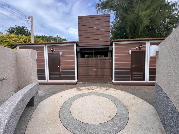 官網-鳳坑沙灣二期完工，淋浴區與廁所。